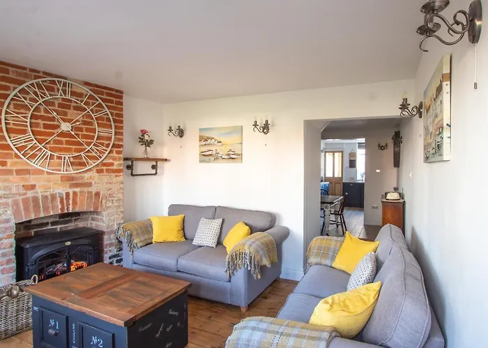 Stylish Town Centre House With Garden And Parking Opposite