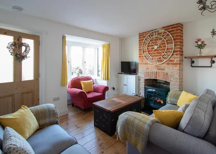 Stylish Town Centre House With Garden And Parking Opposite
