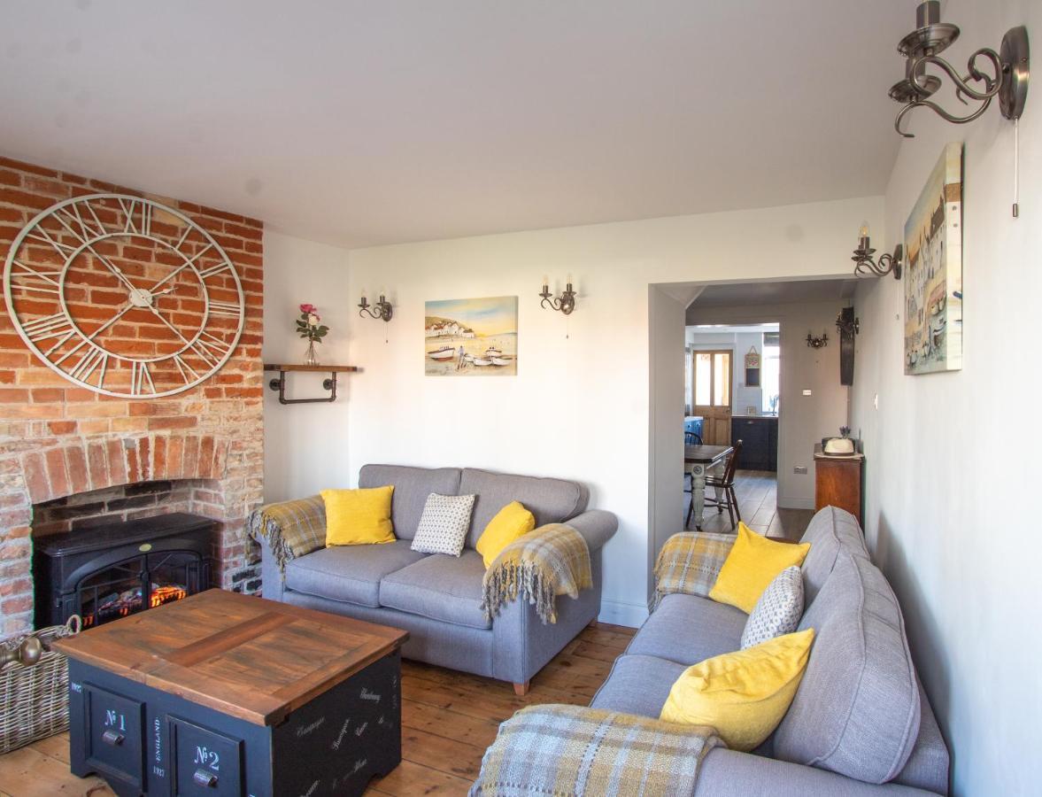 Stylish Town Centre House With Garden And Parking Opposite Holiday home *