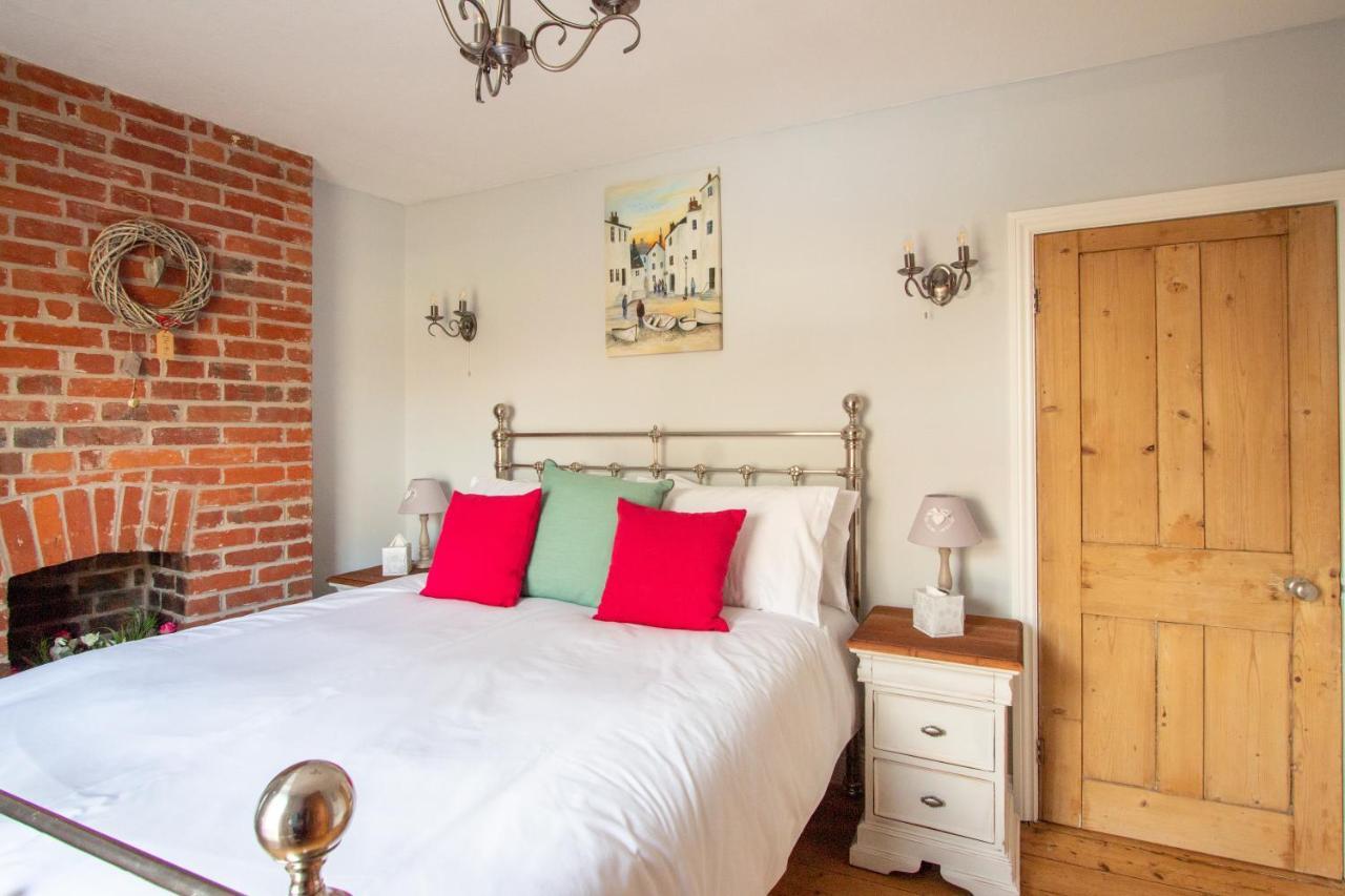 Stylish Town Centre House With Garden And Parking Opposite Holiday home