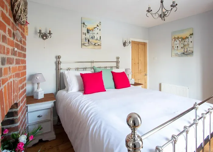 Stylish Town Centre House With Garden And Parking Opposite